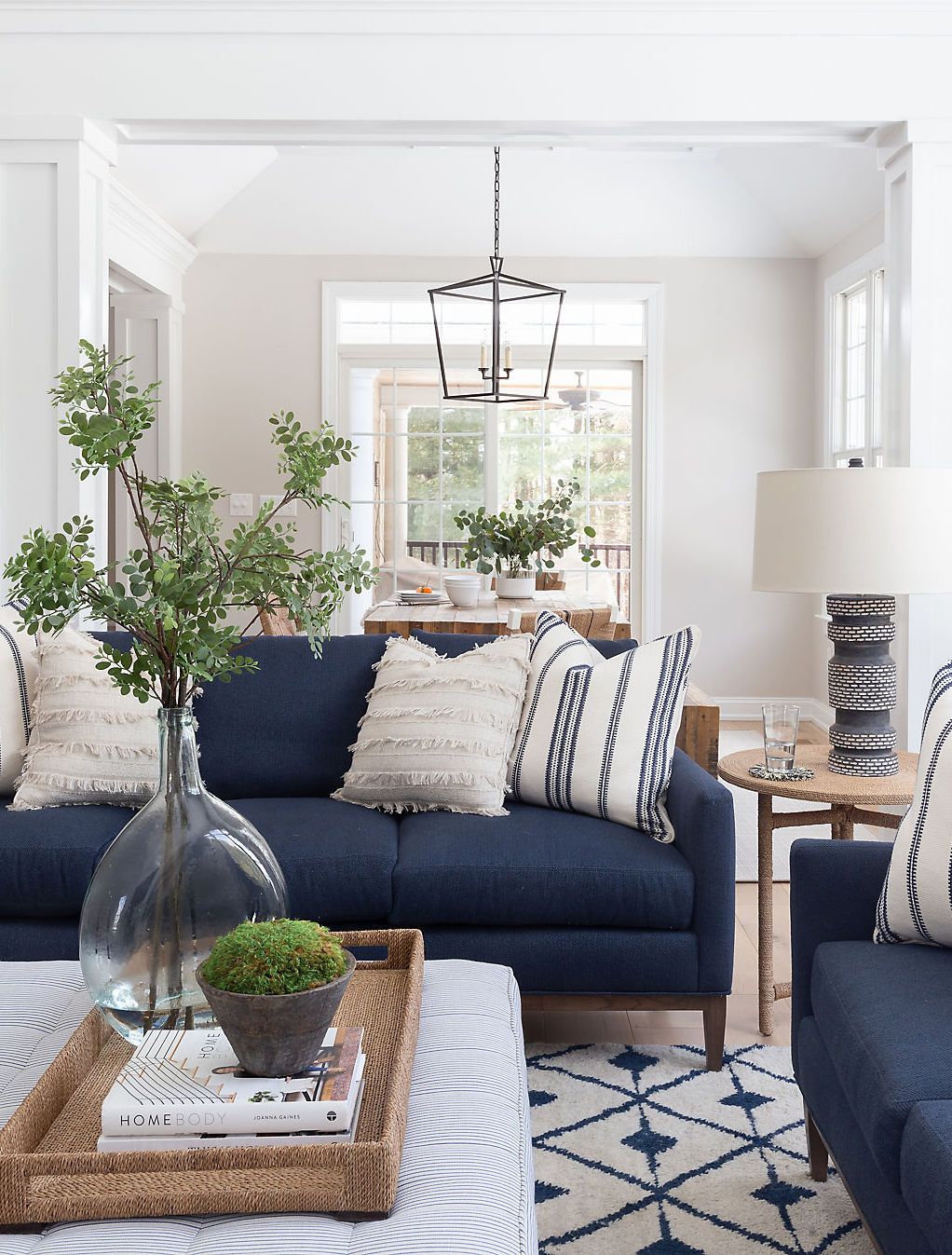Синий диван в интерьере гостиной - фото, дизайн гостиной с диваном синегоцвета