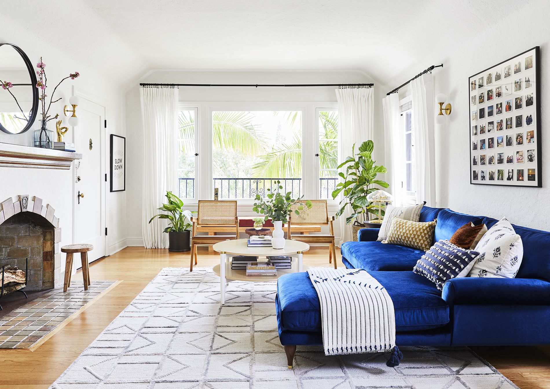 Синий диван в интерьере гостиной - фото, дизайн гостиной с диваном синегоцвета