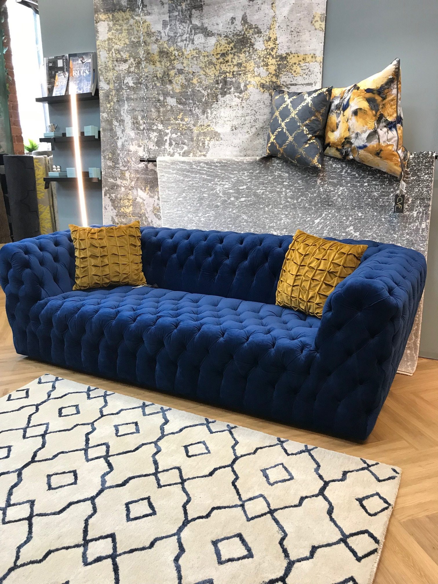 Синий диван в интерьере гостиной - фото, дизайн гостиной с диваном .