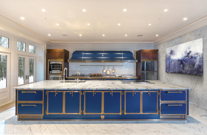 синий потолок в интерьере кухни