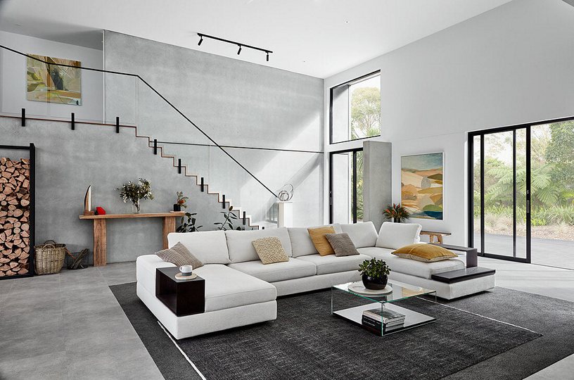 Белый диван в интерьере – фото, идеи оформления, особенности дизайна комнатс белым диваном